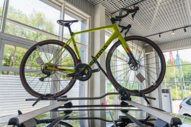 Almaty, Kazakistan - 11 Haziran 2025: Biicycle Skoda Carbon X-Road Race CRB BF-RB05 Araba galerisinde indirim var.                         