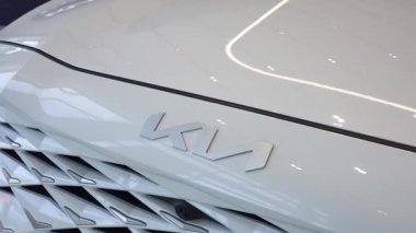 Almaty, Kazakistan - 11 Haziran 2025 K8 arabasının beyaz kaputunda Kia amblemi. Koreli üretici