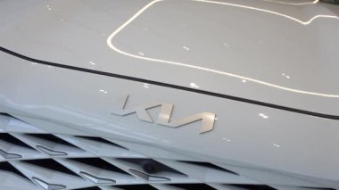 Almaty, Kazakistan - 11 Haziran 2025: Arabanın beyaz kaputundaki Kia amblemine daha yakın. Koreli üretici