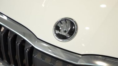 Almaty, Kazakistan - 11 Haziran 2025: Arabanın beyaz kaputunda Skoda amblemi. Çek otomobil üreticisi