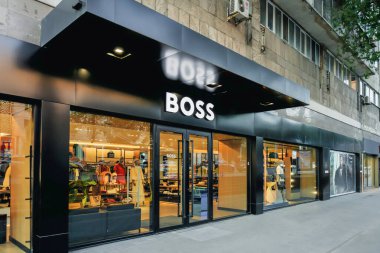 Almaty, Kazakistan - 24 Haziran 2025 Hugo Boss giyim mağazası. Modern moda.                      
