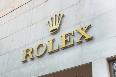 Almaty, Kazakistan - 24 Haziran 2025: Rolex marka saat logosu mağaza cephesinde. Lüks marka.                               