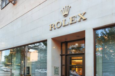 Almaty, Kazakistan - 24 Haziran 2025 Rolex saat dükkanı pencereleri. Lüks marka.                         