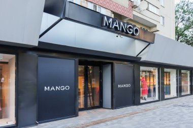 Almaty, Kazakistan - 24 Haziran 2025 Mango markasına giriş. Şık kıyafetler.                            