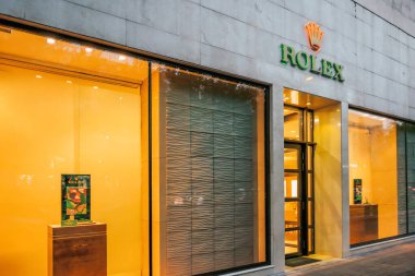 Almaty, Kazakistan - 24 Haziran 2025 Rolex saat dükkanının önü. Lüks marka.                    