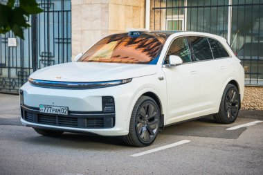 Almaty, Kazakistan - 24 Haziran 2025: Li Oto L7 beyaz sokak parkında. Elektrikli araba. Çinli otomobil üreticisi                          