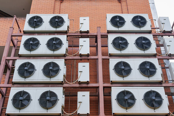 Холодильники установлены на фасаде здания. Система охлаждения                         