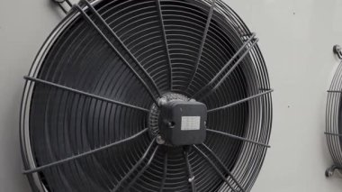 Almaty, Kazakistan - 25 Haziran 2025: soğutucunun pervanesinin dönüşü. İklim kontrol sistemi. Hava soğutma