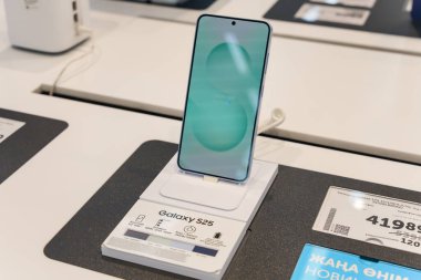 Almaty, Kazakistan - 4 Temmuz 2025: Samsung Galaxy S25 vitrininde. Modern iletişim teknolojileri                        