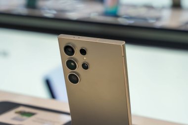 Almaty, Kazakistan - 4 Temmuz 2025 Samsung Galaxy S25 telefonunun arka tarafında. Modern iletişim teknolojileri                     