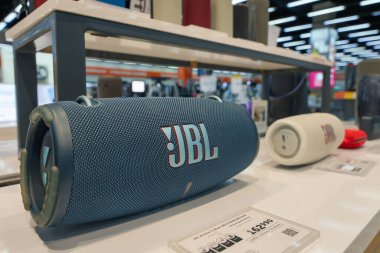 Almaty, Kazakistan - 4 Temmuz 2025: Taşınabilir JBL Xtreme 3 hoparlörü bir mağazada sergileniyor. Kablosuz teknolojiler                       