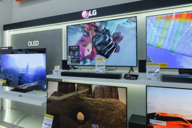 Almatı, Kazakistan - 4 Temmuz 2025: Mağazada LG televizyonlu bir vitrin. Modern LED ekran                      