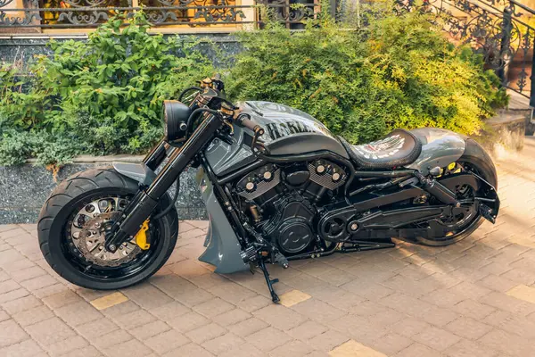 Almaty, Kazakistan - 4 Temmuz 2025: Harley-Davidson V-Rod motosikleti otoparkta. Efsanevi bisiklet.                             