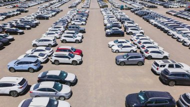 Almaty, Kazakistan - 3 Temmuz 2025: Çin 'den gelen büyük bir otopark. Elektrikli araç. Yukarıdan görüntüle