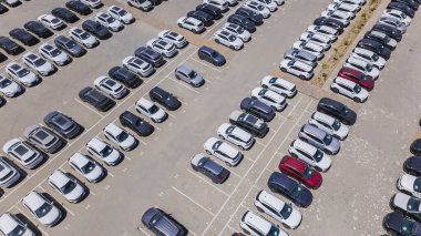 Almaty, Kazakistan - 3 Temmuz 2025: distribütörün otoparkında sıra sıra arabalar. Elektrikli araç. Üst görünüm