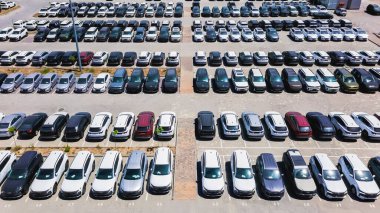 Almaty, Kazakistan - 3 Temmuz 2025: Fabrika otoparkında yeni arabaların sıraları. Elektrikli araç. Yukarıdan görüntüle