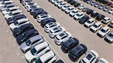 Almaty, Kazakistan - 3 Temmuz 2025: Otoparkta yeni arabaların sıraları. Elektrikli araç. Yukarıdan görüntüle