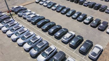 Almatı, Kazakistan - 3 Temmuz 2025: Fabrikadaki yeni Hyundai arabaları. Koreli otomobil üreticisi. Yukarıdan görüntüle