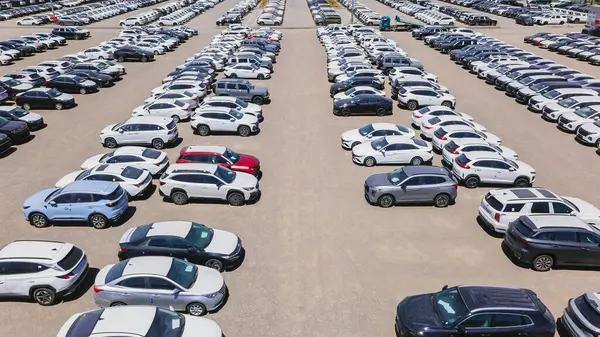 Almaty, Kazakistan - 3 Temmuz 2025: Çin 'den gelen büyük bir otopark. Elektrikli araç. Yukarıdan görüntüle