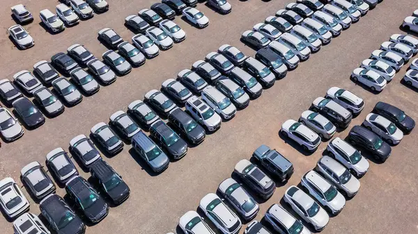 Almaty, Kazakistan - 3 Temmuz 2025: Otoparkta farklı markalardan yeni arabaların sıraları. Elektrikli araç. Yukarıdan görüntüle