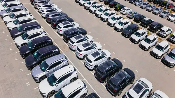 Almaty, Kazakistan - 3 Temmuz 2025: Otoparkta yeni arabaların sıraları. Elektrikli araç. Yukarıdan görüntüle