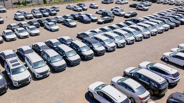Алматы, Казахстан - 03 июля 2025 года: Автомобили Hyundai на парковке дистрибьютора. Корейский автопроизводитель. Вид сверху