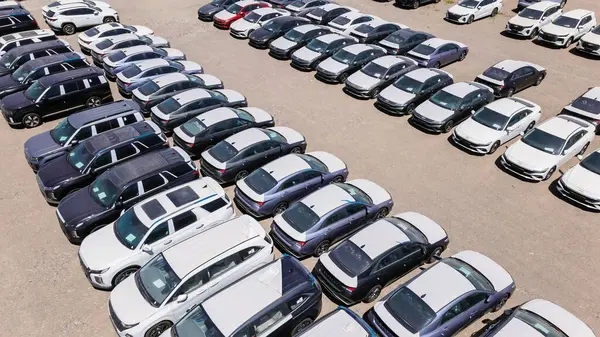 Almaty, Kazakistan - 3 Temmuz 2025: Fabrika otoparkında yeni Hyundai arabaları. Koreli otomobil üreticisi. Yukarıdan görüntüle