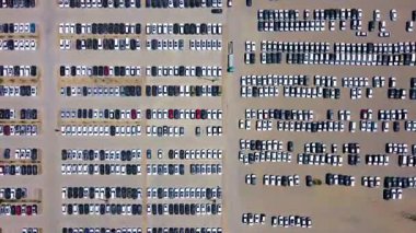 Büyük bir otopark dolusu yeni araba. Elektrikli araç. Yukarıdan görüntüle