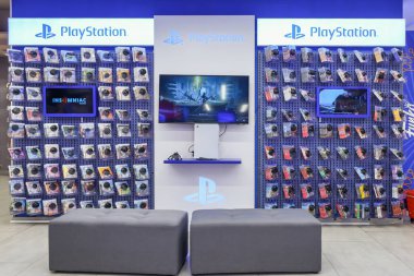 Almaty, Kazakistan - 8 Temmuz 2025: Sony PlayStation mağazasındaki oyun alanı. Disklerin satışı                             