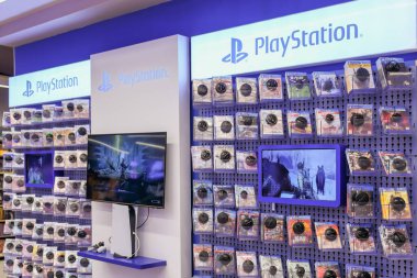 Almaty, Kazakistan - 08 Temmuz 2025: Sony PlayStation mağazasında bir vitrin. Disklerin satışı                         