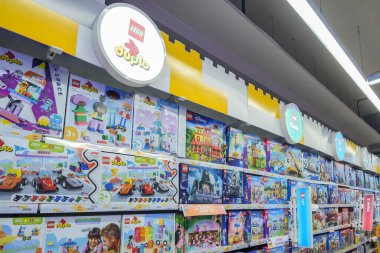 Almaty, Kazakistan - 08 Temmuz 2025: Lego Duplo inşaatçısıyla gösteri. Eğitici oyun                            