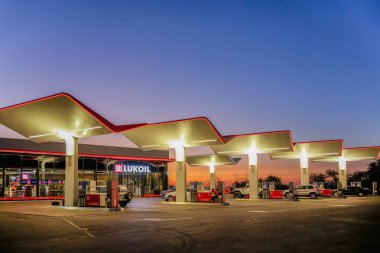 Almaty, Kazakistan - 12 Temmuz 2025: Modern Lukoil dolum istasyonu. Petrol arıtma şirketi.                       