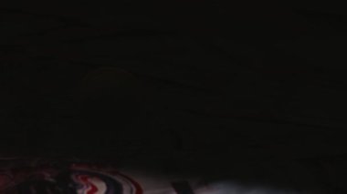 Bir ışık demeti, tenge banknotlarındaki 1 avroluk madeni parayı aydınlatıyor. Para birimi aktarımları