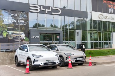 Almaty, Kazakistan - 28 Temmuz 2025 Byd markasının galerisi. Çinli otomobil üreticisi                          