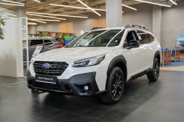 Almaty, Kazakistan - 28 Temmuz 2025: Yeni Subaru Outback sergi salonunda. Japon otomobil üreticisi           