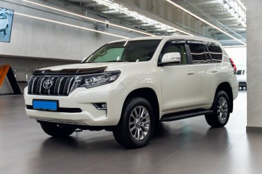 Almaty, Kazakistan - 28 Temmuz 2025 Beyaz Toyota arazi kruvazörü Prado J150 bir takas alanında. Japon otomobil üreticisi                            