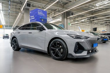 Almaty, Kazakistan - 28 Temmuz 2025 Gri CHANGAN UNI-V bir takas alanında. Çinli otomobil üreticisi                      