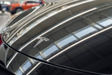 Almaty, Kazakistan - 28 Temmuz 2025: kaputta Tesla araba logosu. Elektrikli araba.                       