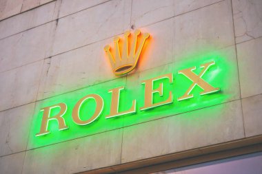 Almaty, Kazakistan - 08 Temmuz 2025 Rolex mağazasının parıldayan logosu. Lüks saatler.                            