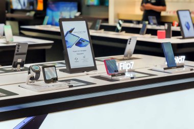 Almaty, Kazakistan - 14 Temmuz 2025: Samsung Galaxy Z Flip7 akıllı telefonlu gösteri. Koreli üretici. Modern teknolojiler                              