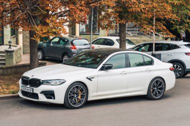 Almaty, Kazakistan - 14 Temmuz 2025: Beyaz BMW M5 Yarışması bir şehir otoparkında. Alman üretici                            
