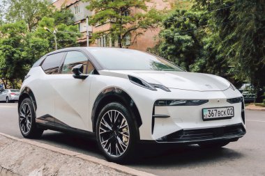 Almaty, Kazakistan - 14 Temmuz 2025: Beyaz Zeekr X cadde parkında. Elektrikli araba.                            