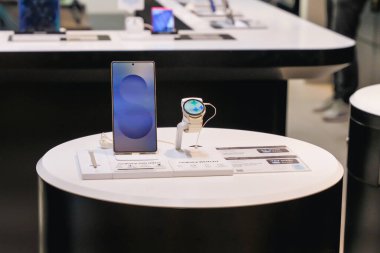 Almaty, Kazakistan - 14 Temmuz 2025: Smartphone Samsung Galaxy S25 Ultra ve Galaxy Watch7 sergilenmektedir. Koreli üretici. Modern teknolojiler                         