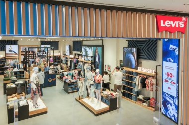 Almaty, Kazakistan - 14 Temmuz 2025: Butik Levi alışveriş merkezinde. Giysiler ve aksesuarlar                   