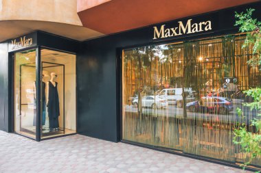 Almaty, Kazakistan - 14 Temmuz 2025: moda mağazasının vitrinleri Max Mara. Giysi ve aksesuar markası                              