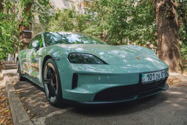 Almaty, Kazakistan - 15 Temmuz 2025: Porsche Taycan 4 'ler otoparkta. Elektrikli araba.