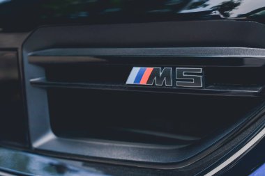 Almaty, Kazakistan - 15 Temmuz 2025: kalorifer ızgarasında BMW M5 G60 M5 amblemi. Hibrit araba