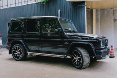 Almaty, Kazakistan - 15 Temmuz 2025: bir otoparkta siyah Mercedes-Benz Gelandewagen. Alman otomobil üreticisi                    