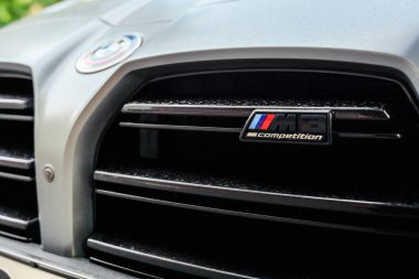 Almaty, Kazakistan - 15 Temmuz 2025: Radyatör ızgarasında BMW 