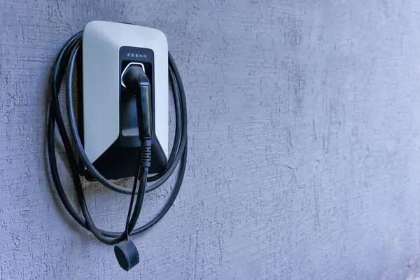 Almaty, Kazakistan - 15 Temmuz 2025: Zeekr elektrikli araçlar şarj istasyonu. Yeşil yakıt                               